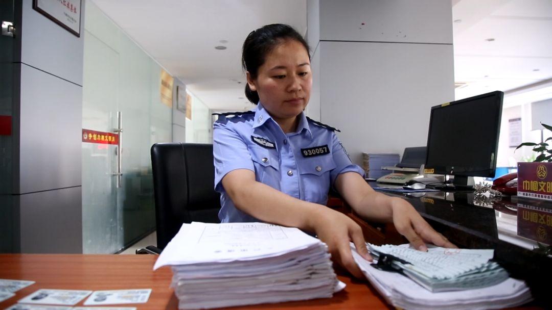 管家婆一笑一馬100正確,管家婆一笑一馬，一個充滿智慧與魅力的名字，背后蘊(yùn)含著一種獨(dú)特的品質(zhì)和精神。當(dāng)這個詞組與正確和100相結(jié)合時，更是讓人感受到一種追求極致、精益求精的態(tài)度。本文將圍繞這一主題展開，通過不同的視角和層面，展示管家婆一笑一馬的正確態(tài)度和追求卓越的決心。